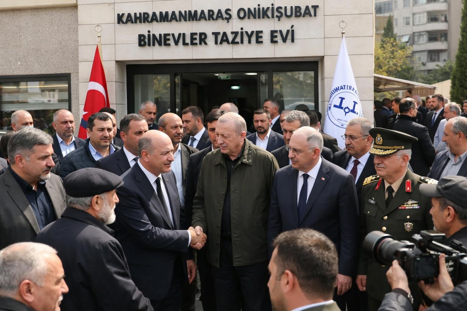 bakanlar, saldırıda hayatını kaybeden öğretmenin ailesine taziye ziyaretinde bulunarak başsağlığı dileklerini iletti.