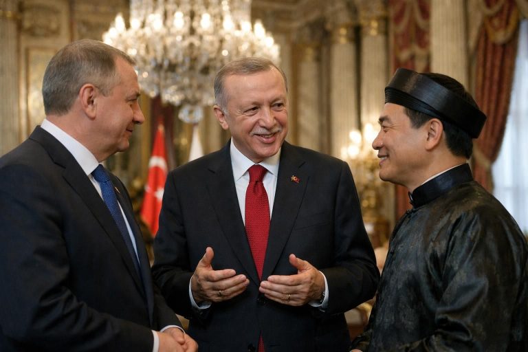 erdoğan, dolmabahçe'de rusya ve vietnam temsilcileriyle önemli diplomatik görüşmeler gerçekleştirdi, ikili ilişkiler ve işbirliği konularını ele aldı.