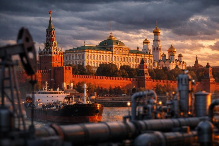 kremlin, rusya'nın petrol yaptırımlarının etkilerini azaltmayı öğrendiğini ve ekonomik direncini artırdığını açıkladı.